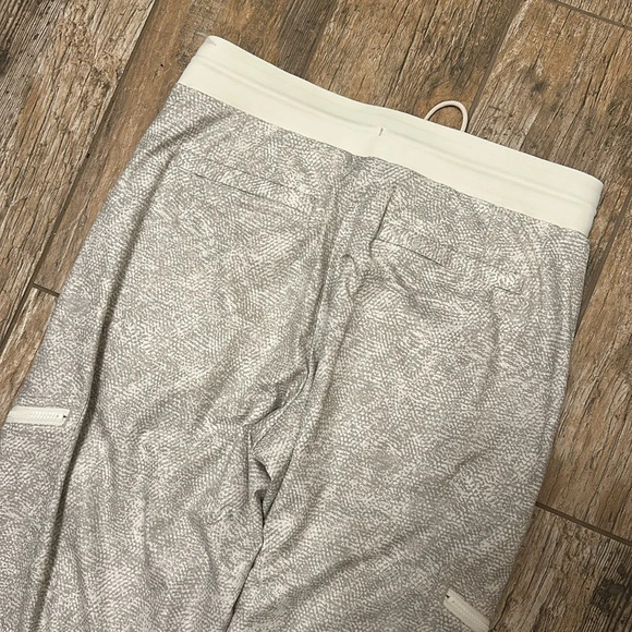 Athleta Venture Printed Pant Size 6 Casual Featherweight Stretch Viper Grey - Picture 6 of 7